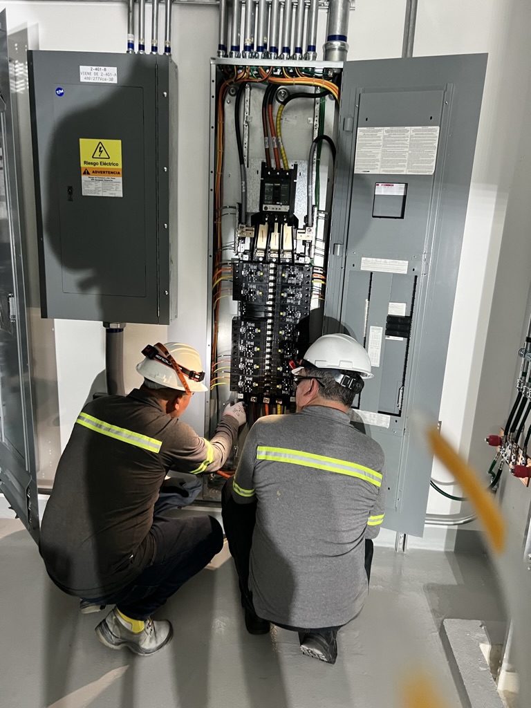 Equipo técnico interviniendo tablero