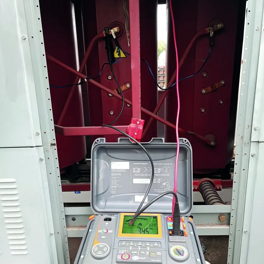 Instrumentación para pruebas eléctricas en un transformador.